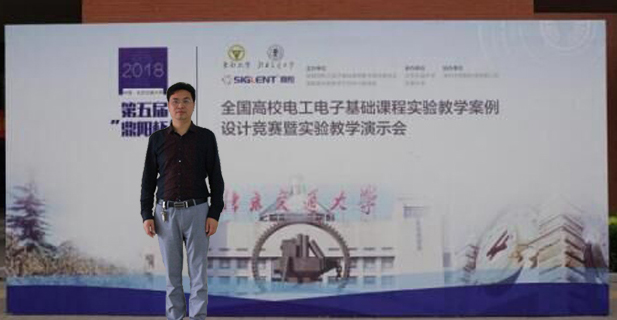 1526176300345000451.jpg 与海报合影-P2.jpg